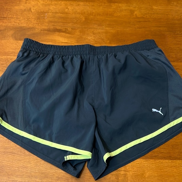 PUMA SHORT SIZE LARGE - Picture 1 of 5